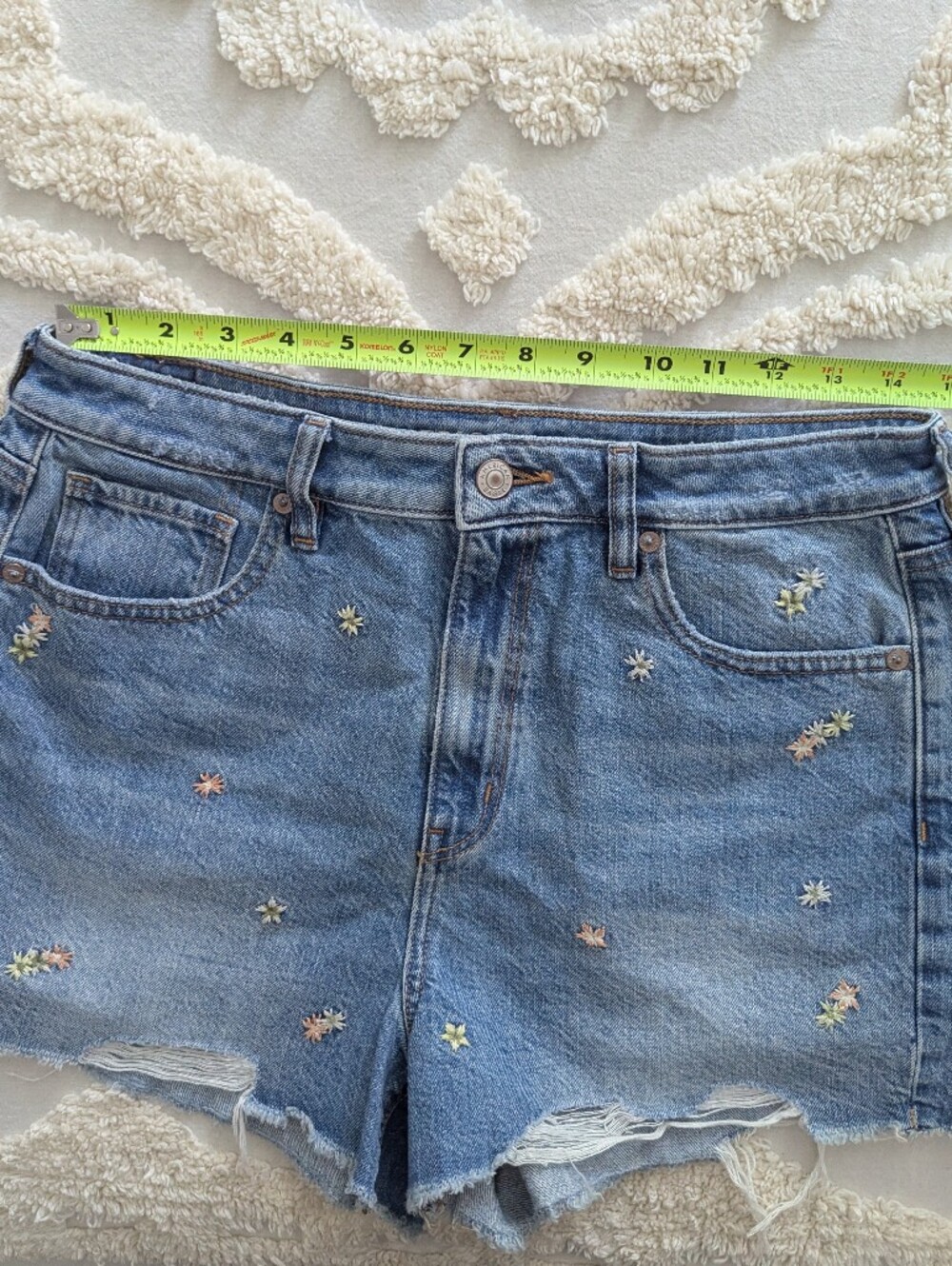American Eagle Embroidered Flowers Mom High Rise Denim Jean Cutoff Shorts Sz 10 - Picture 4 of 8